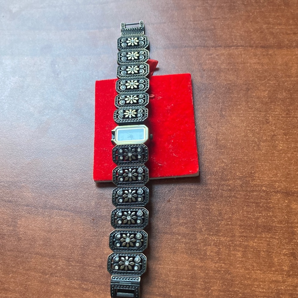 Elegant Black Floral Patterned Wearable Watch